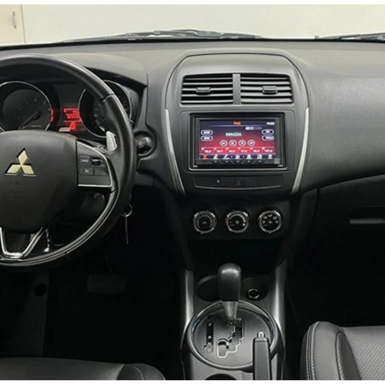 MOLDURA 9.7 MITSUBISHI ASX 2010-2022 E OUTLANDER SPORT 2020-2022 COM PLACA E BOTÃO PRETO