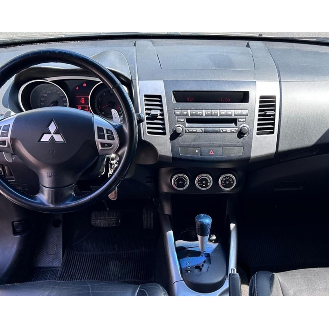 MOLDURA 9.7 MITSUBISHI OUTLANDER 2008-2013 COM BOTÃO E TECLAS PARA PROGRAMAÇÃO PRETO