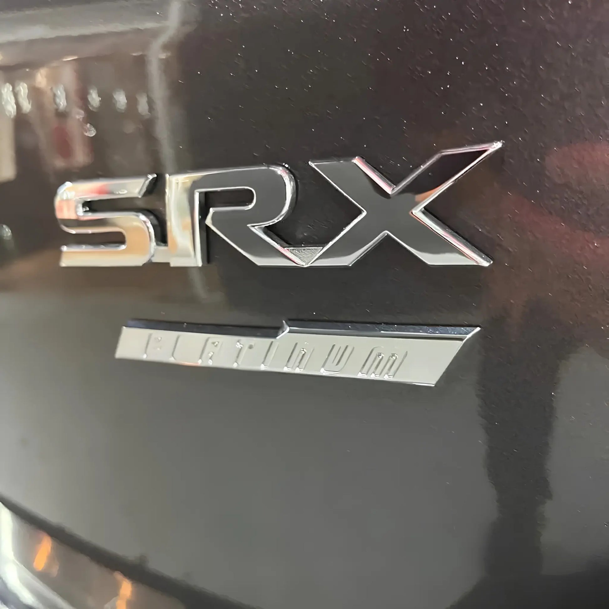 Emblemas SRX e Platinum aplicados na Toyota SW4 2026, peças cromadas para acabamento traseiro e kit transformação SW4 Platinum.