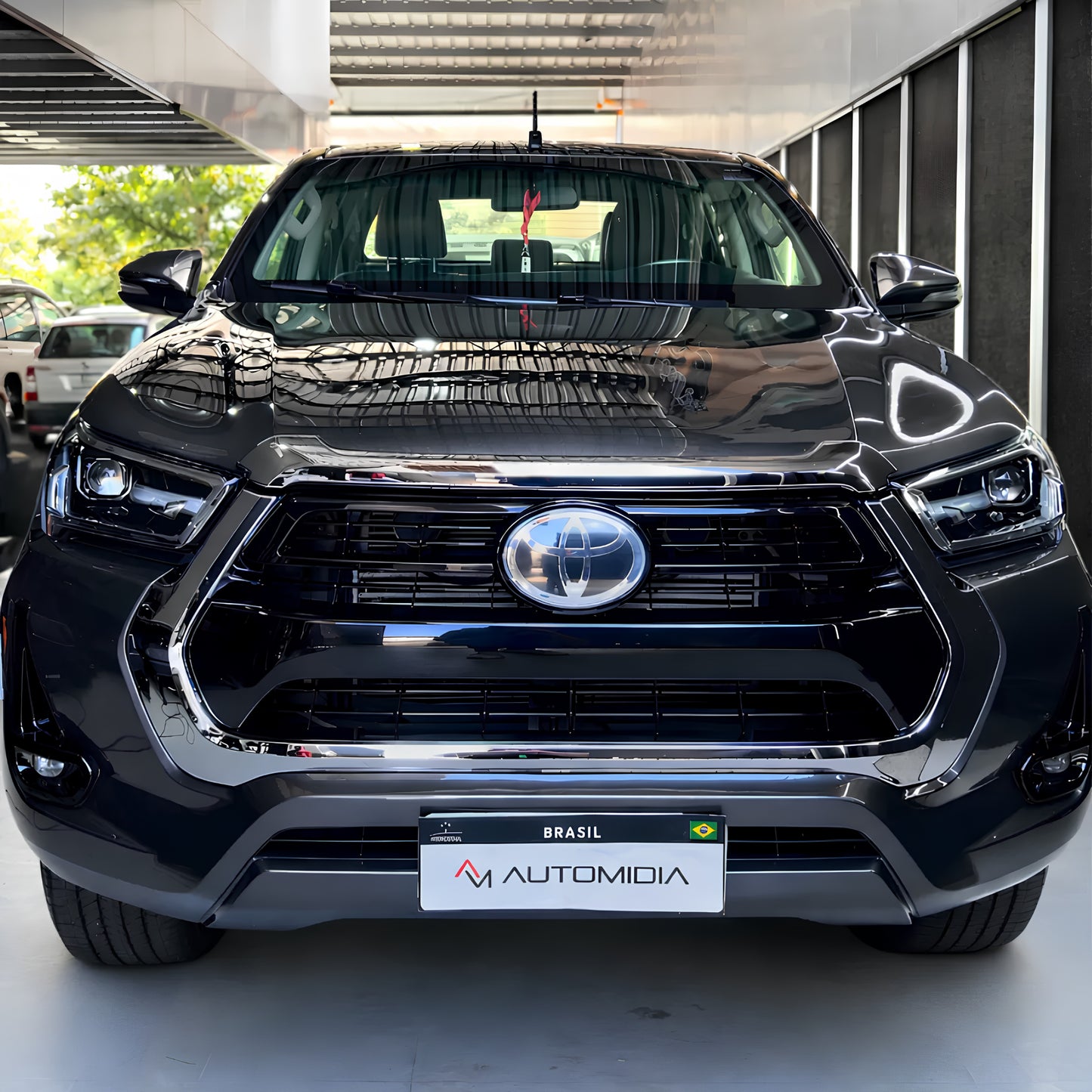 Toyota Hilux SRX 2026 transformada em vista frontal, com grade cromada, faróis LED, para-choque atualizado e acabamento premium