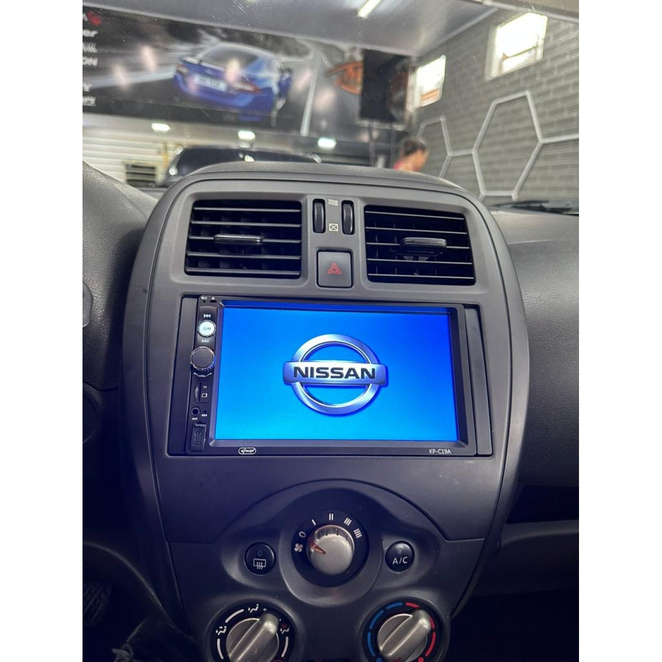 MOLDURA 6.8 E 7 NISSAN MARCH E VERSA 2015-2019 PRETO