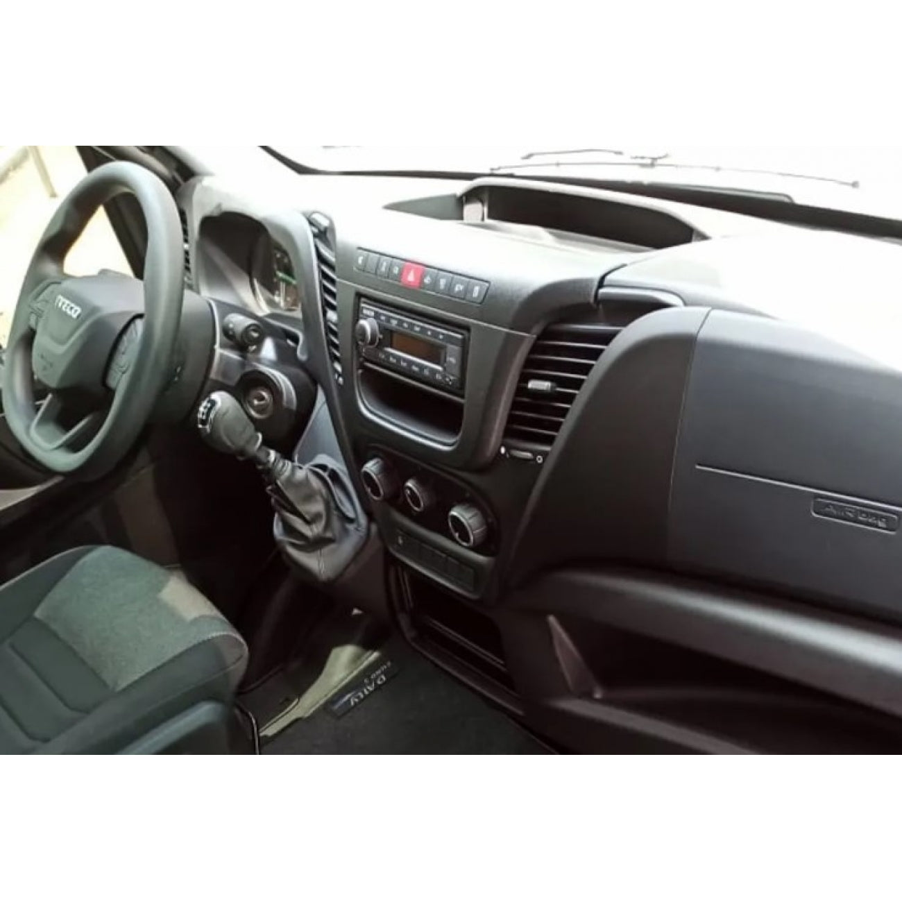 MOLDURA 6.8 E 7 IVECO DAILY 2020+ PRETO