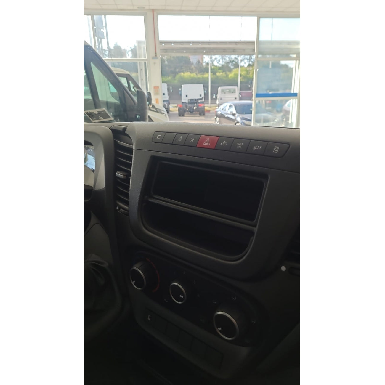MOLDURA 9 FLUTUANTE IVECO DAILY 2020+ PRETO