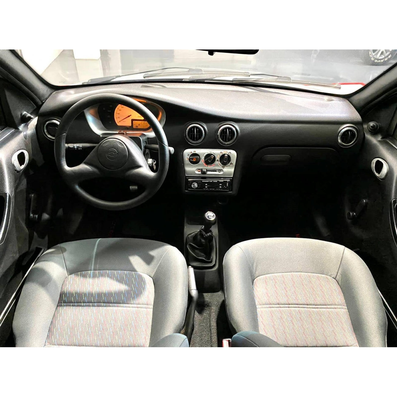 MOLDURA 6.8 E 7 CHEVROLET CELTA G1 2000-2006 COM CONSOLE PRETO