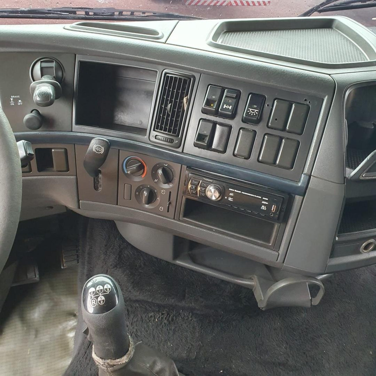 MOLDURA 10 E 9 FLUTUANTE VOLVO FH E FM 2004-2015 PRETO