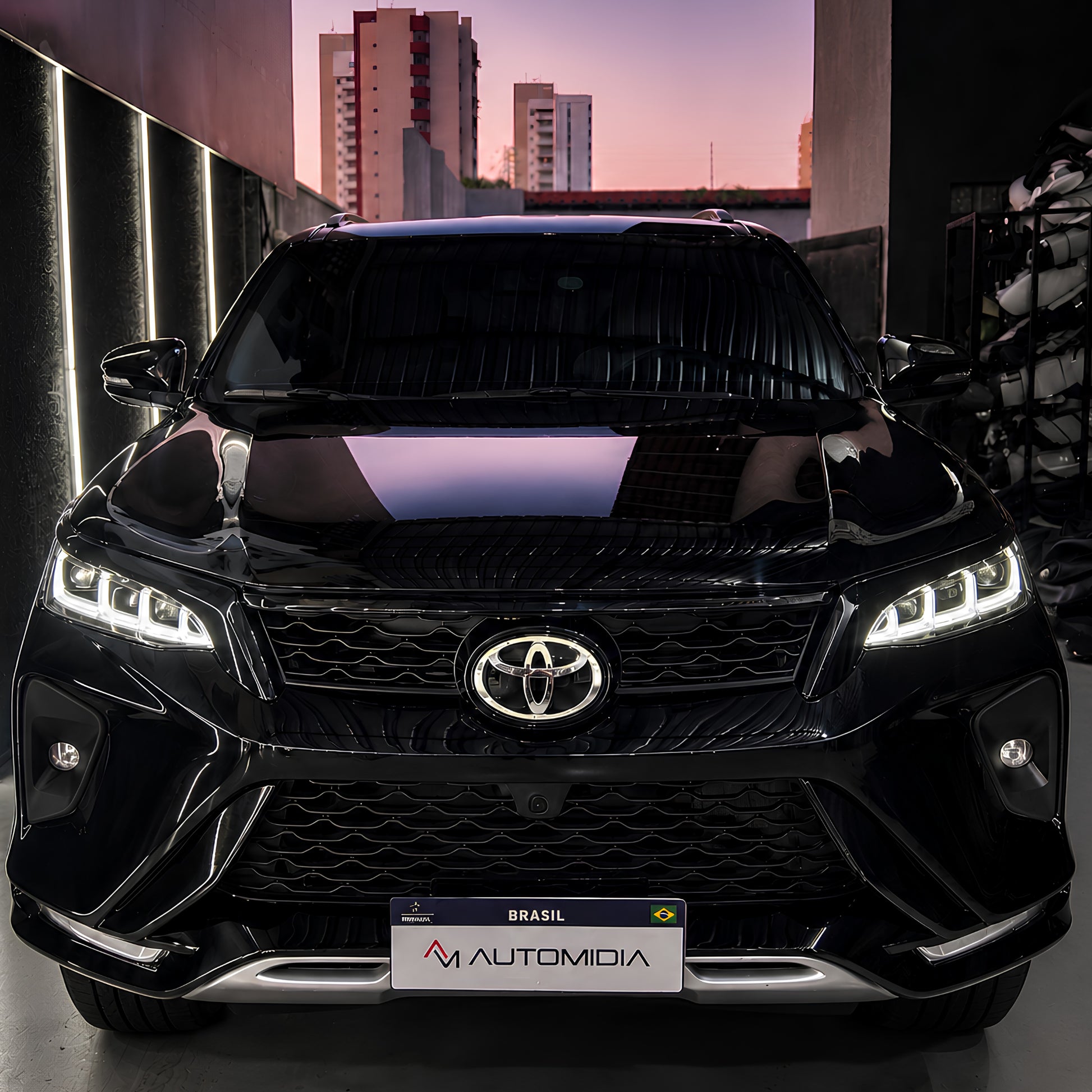 Toyota SW4 Diamond 2026 transformada em vista frontal, com faróis Full LED acesos, acabamento premium e visual atualizado para projeto de transformação da SW4. sw4 frontal