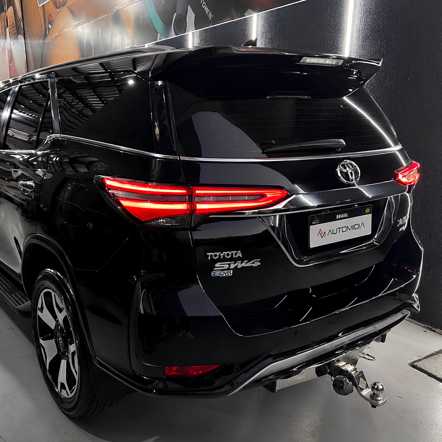 Toyota SW4 Diamond 2026 transformada em vista traseira, com lanternas Full LED acesas, acabamento premium e visual atualizado para projeto de transformação da SW4.