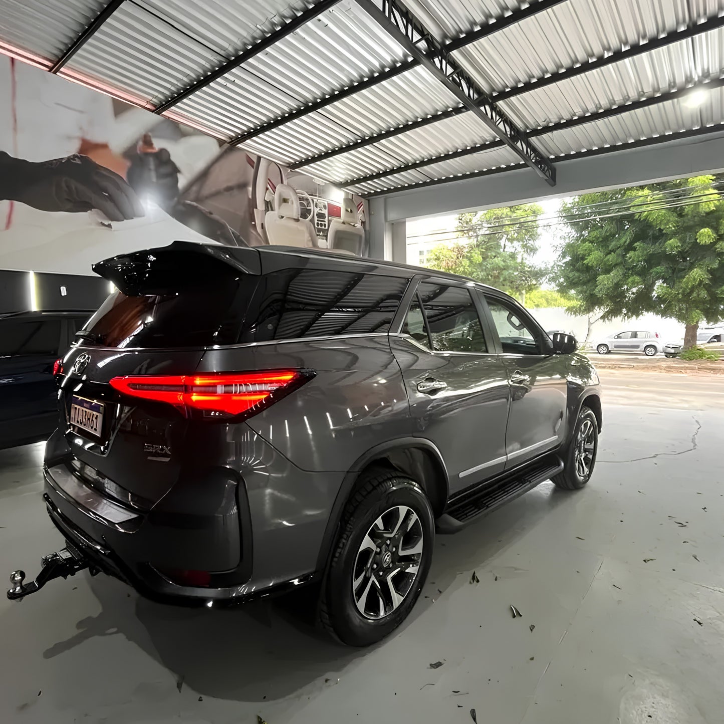 Toyota SW4 Platinum 2026 transformada em vista traseira, com lanternas LED acesas, acabamento premium e visual atualizado para projeto de transformação da SW4.